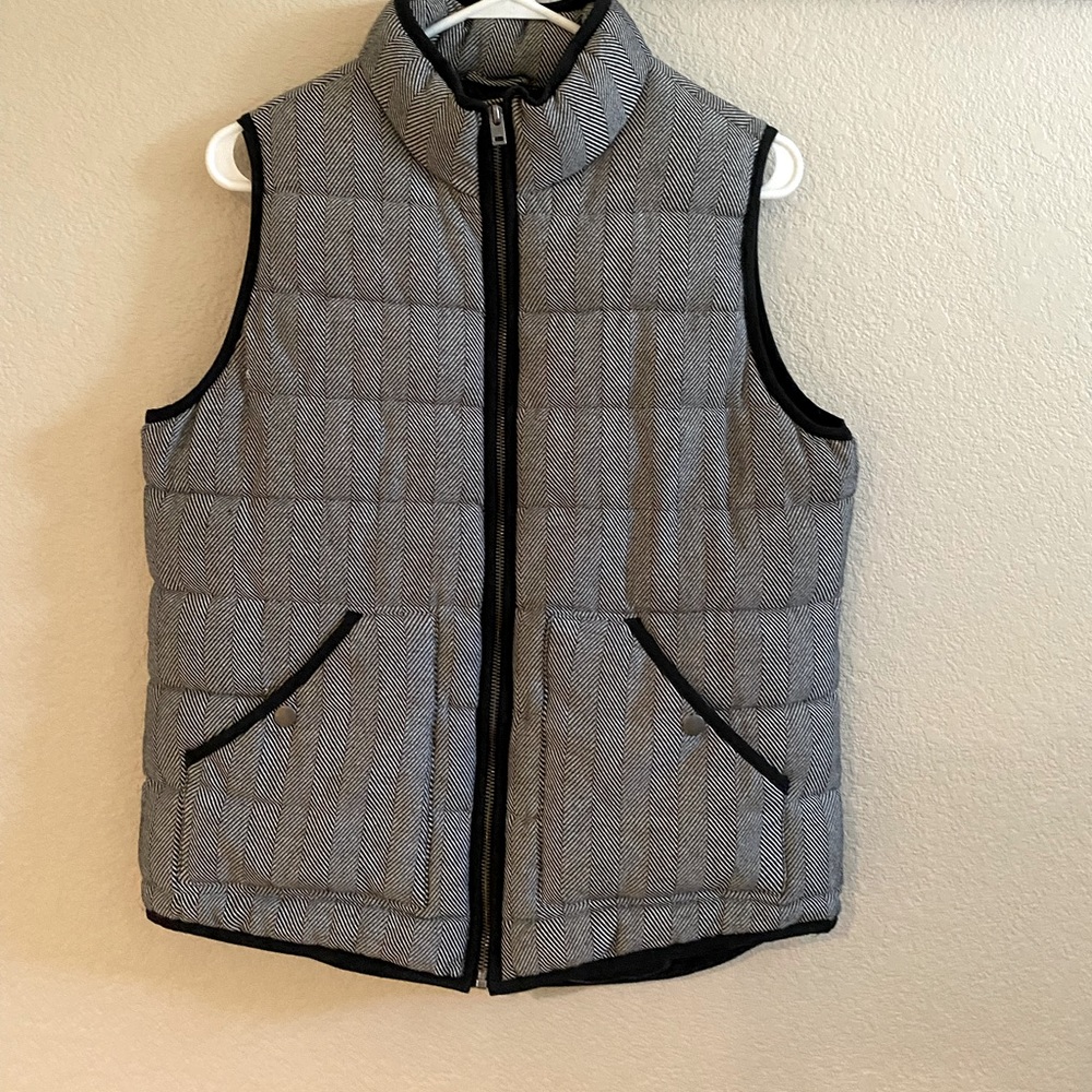 Sleeveless puffer jacket